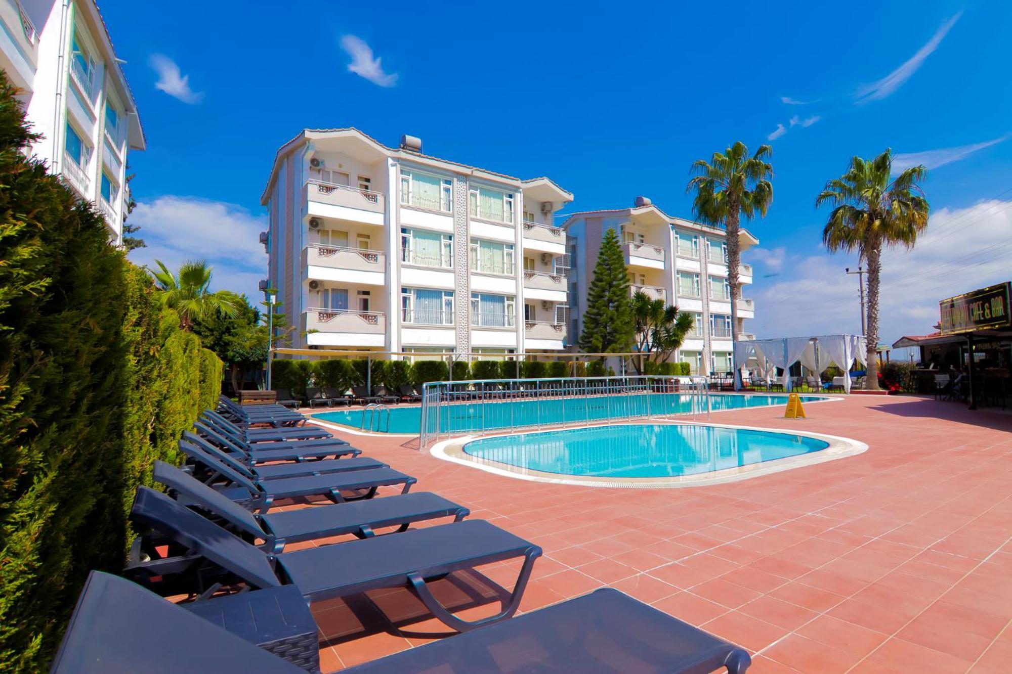 New Garden Hotel Side Exterior photo