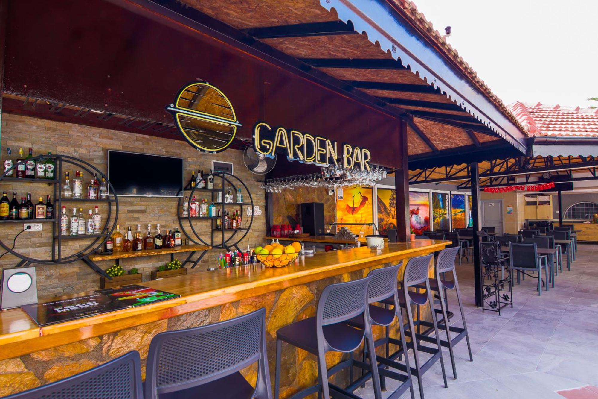New Garden Hotel Side Exterior photo